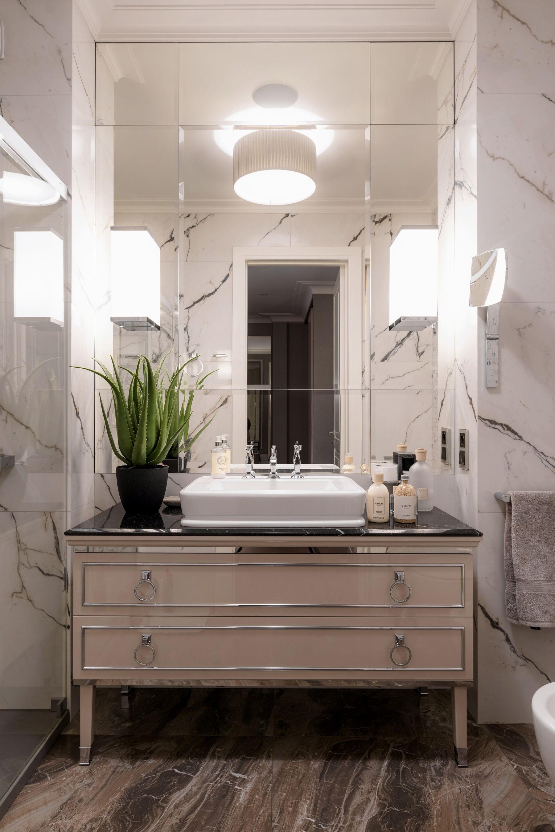 Bathing suite in honed marble