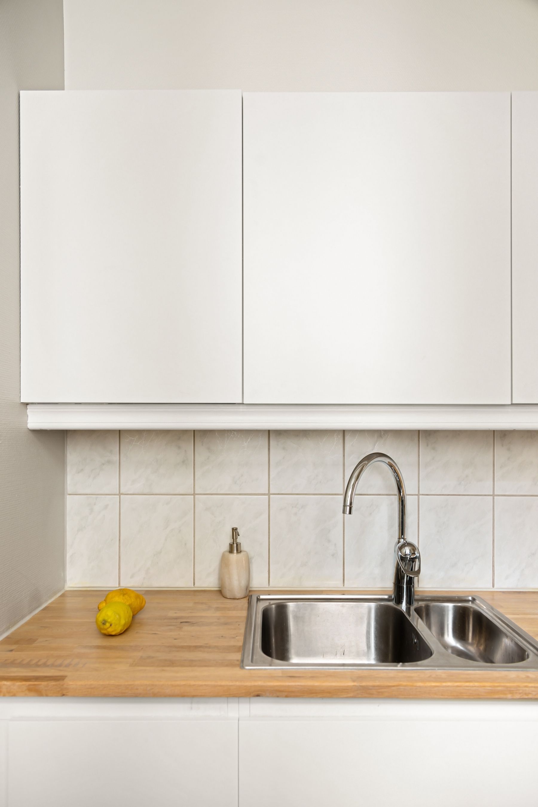 Kitchen in stone and brass
